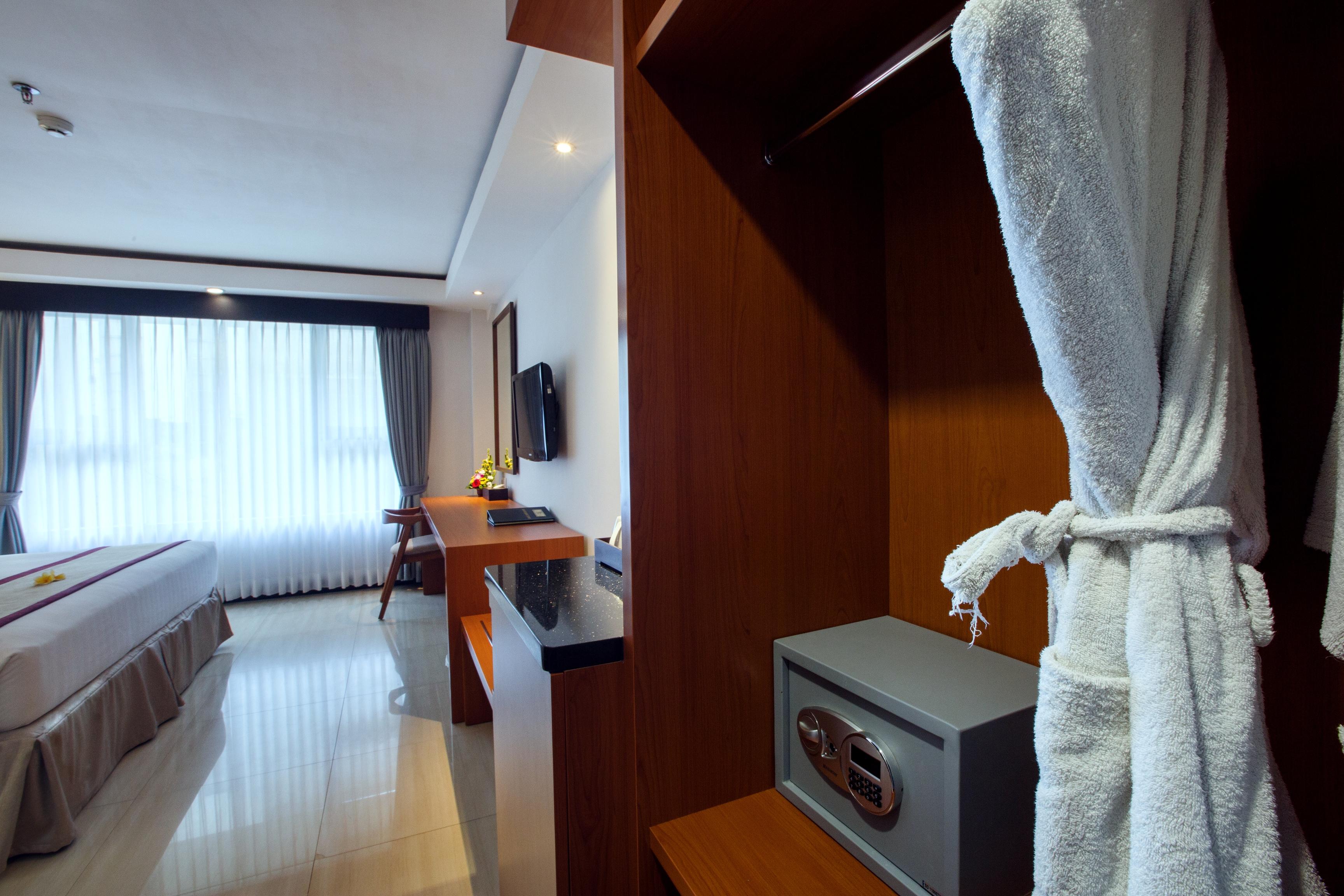 Royal Regantris Kuta Hotel Кута Екстериор снимка