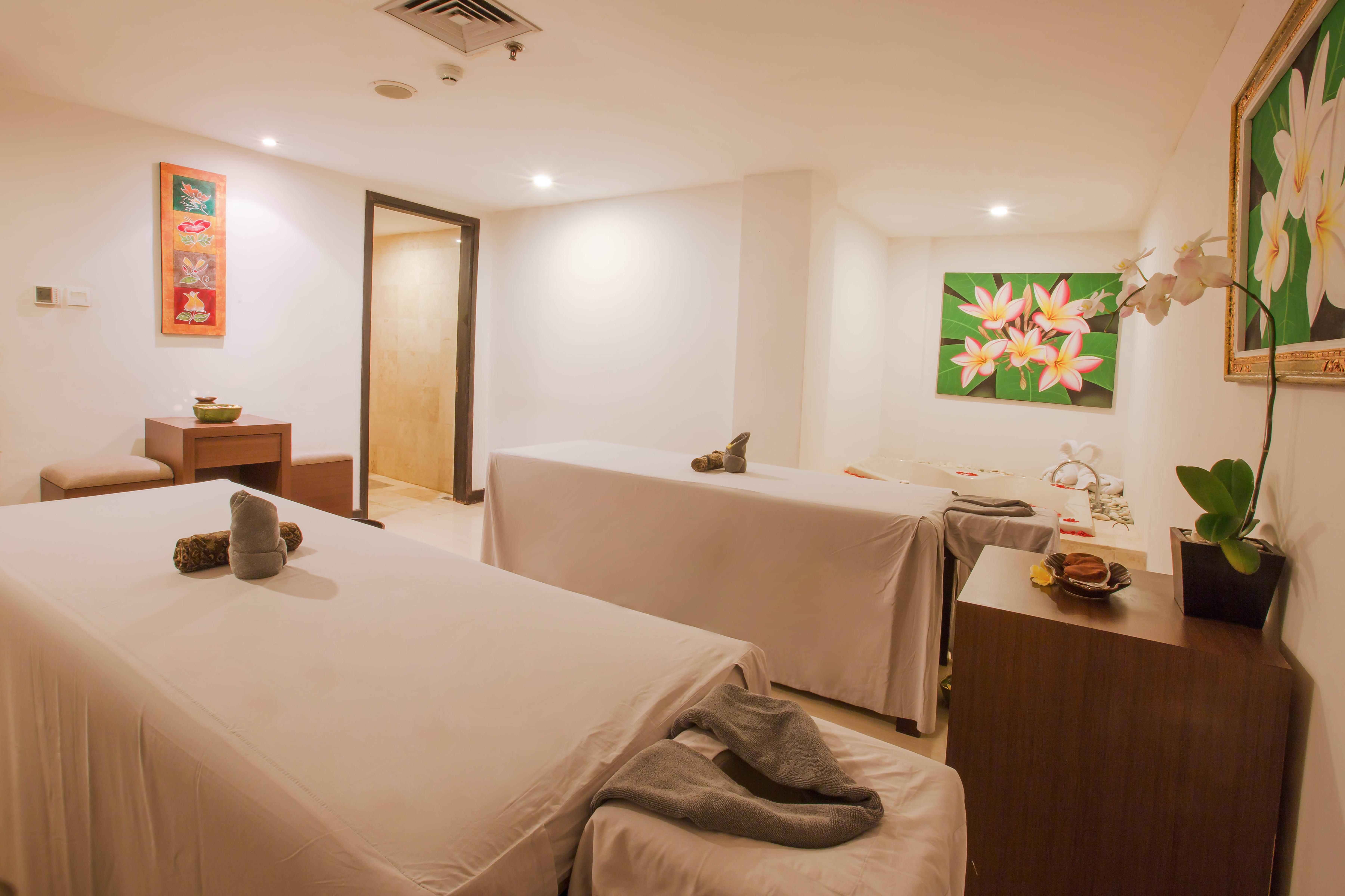 Royal Regantris Kuta Hotel Кута Екстериор снимка