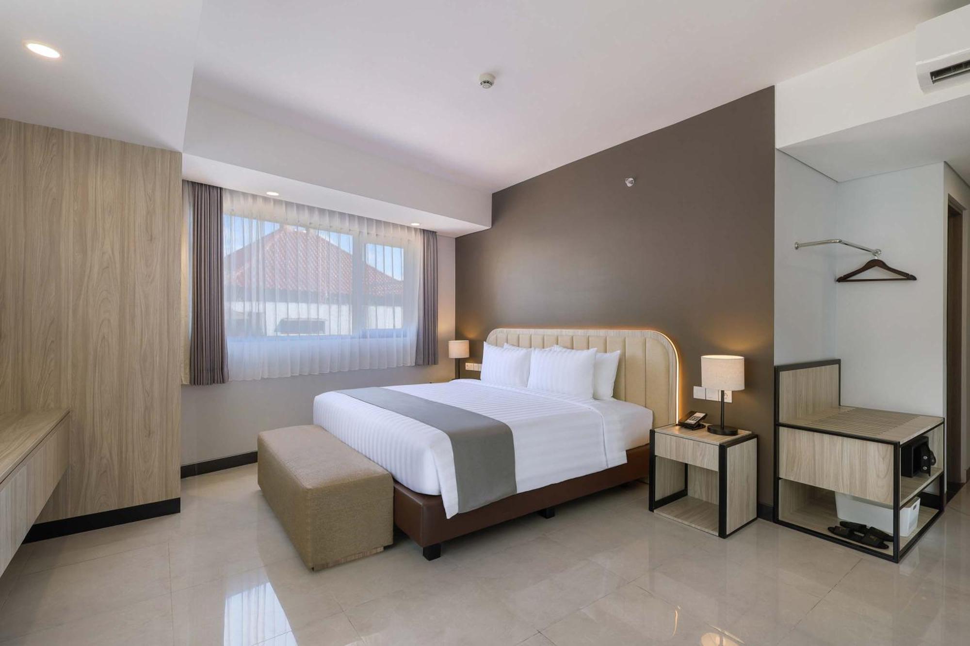 Royal Regantris Kuta Hotel Кута Екстериор снимка