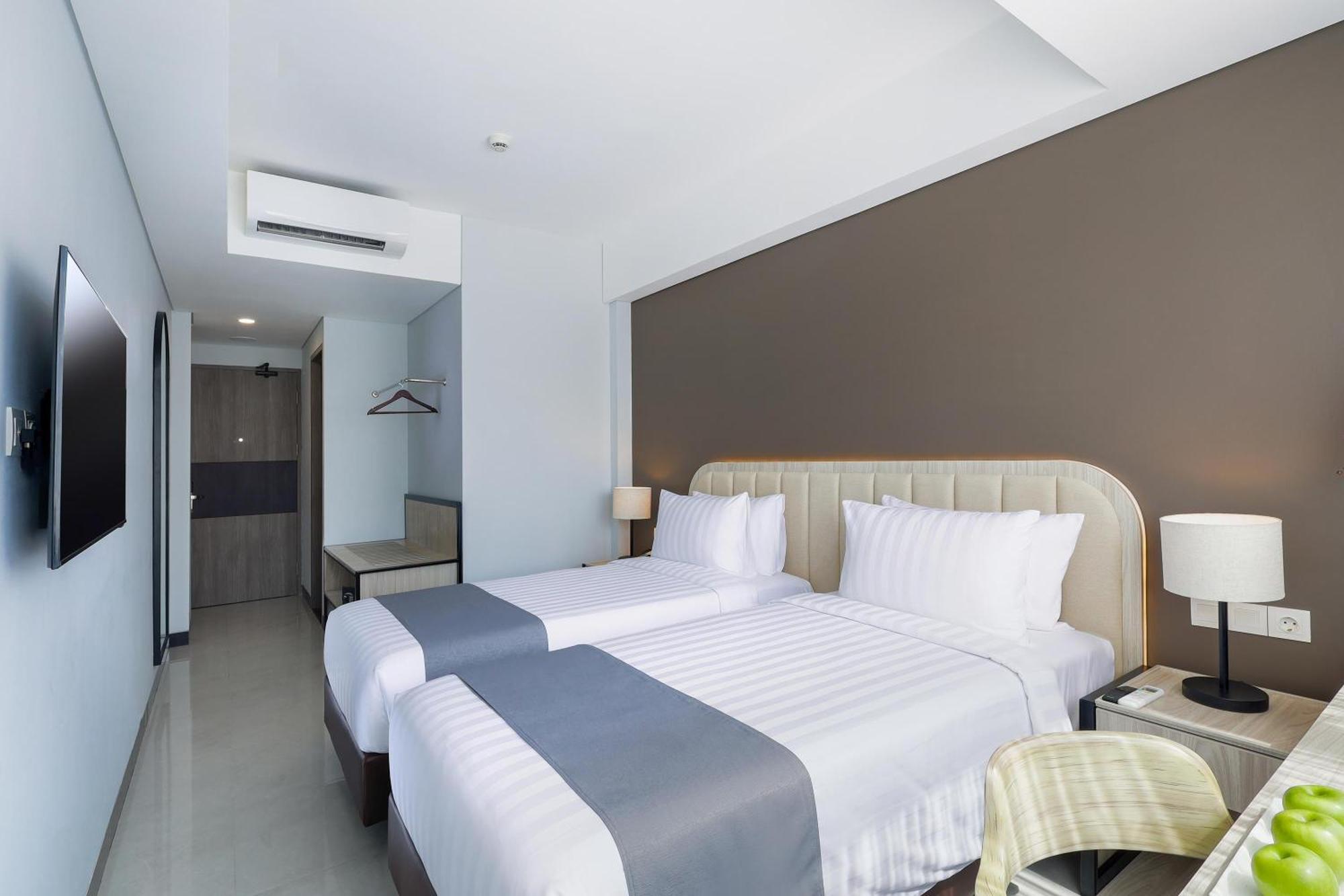 Royal Regantris Kuta Hotel Кута Екстериор снимка