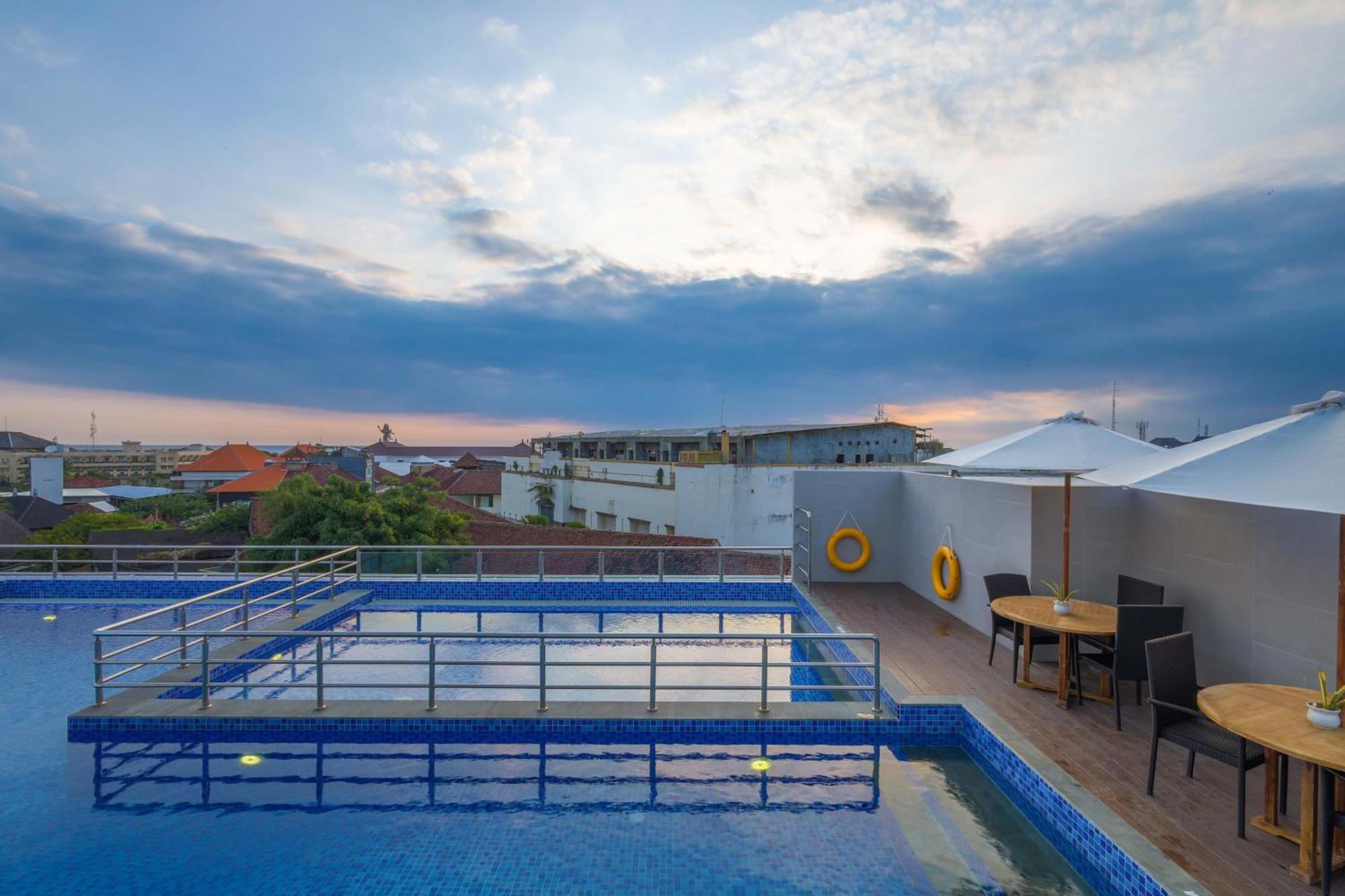 Royal Regantris Kuta Hotel Кута Екстериор снимка