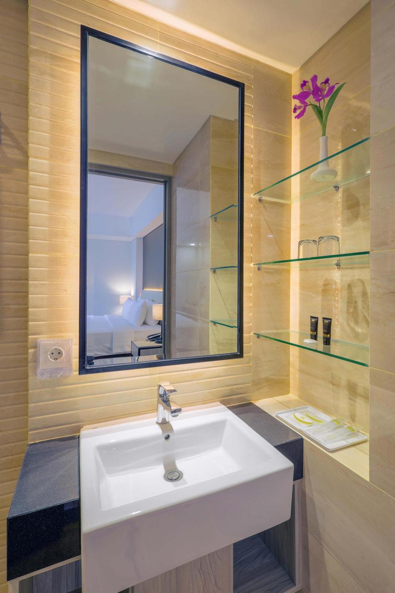 Royal Regantris Kuta Hotel Кута Екстериор снимка