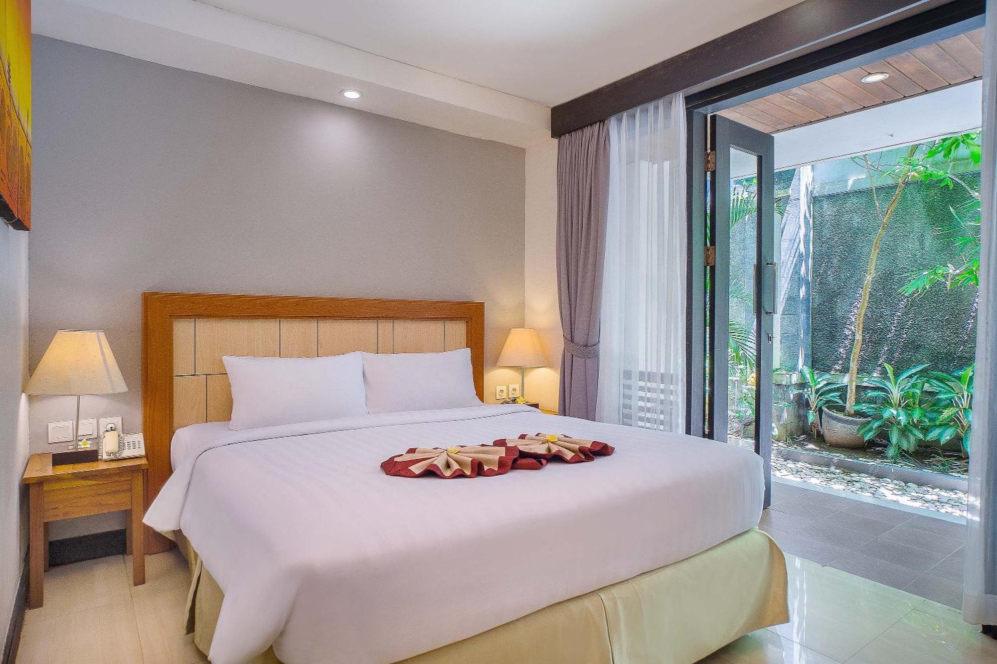 Royal Regantris Kuta Hotel Кута Екстериор снимка